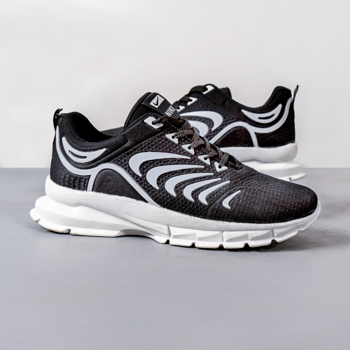 كفش مردانه مدل iham رنگ مشكي سفيد