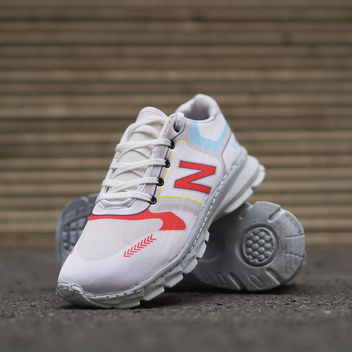 کفش ورزشی (T) سفید قرمز نیوبالانس مردانه مدل Varan